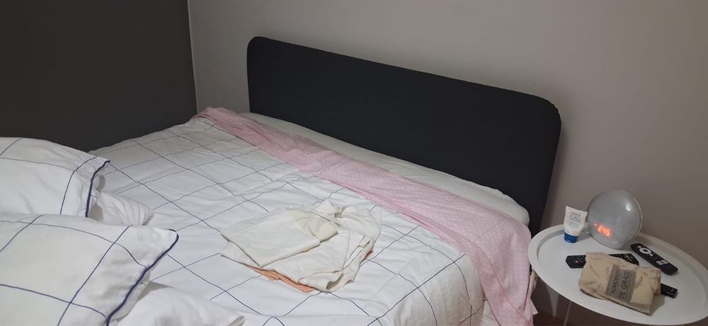 Estrutrura da cama estufada, cinza escuro + colchao de molas ensacadas