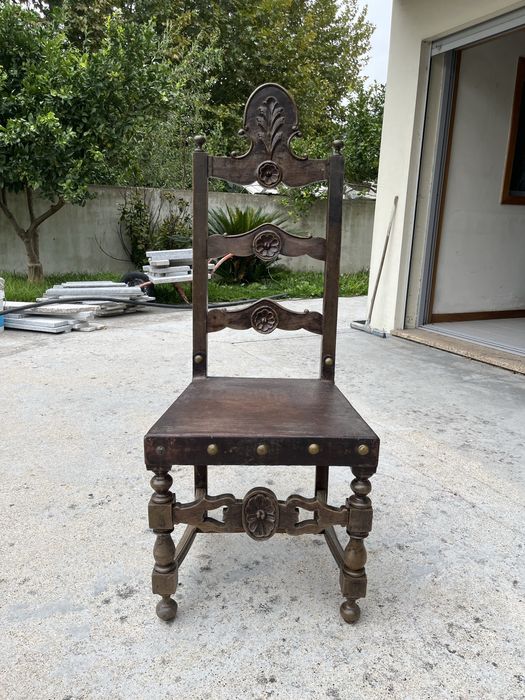 Cadeira antiga em mandeira