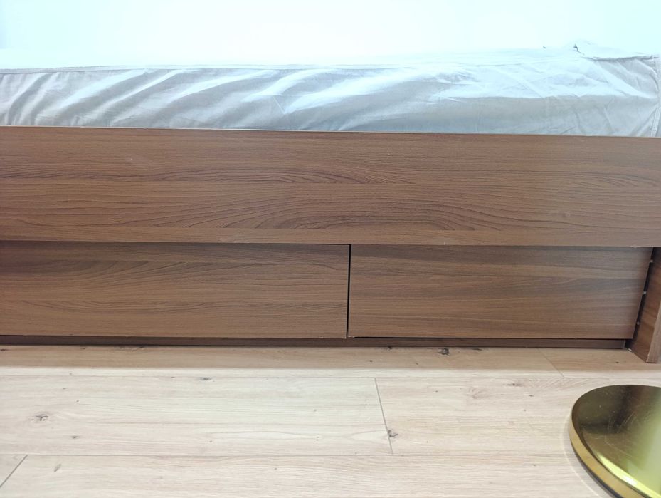 Quarto cama colchão e cabeceira