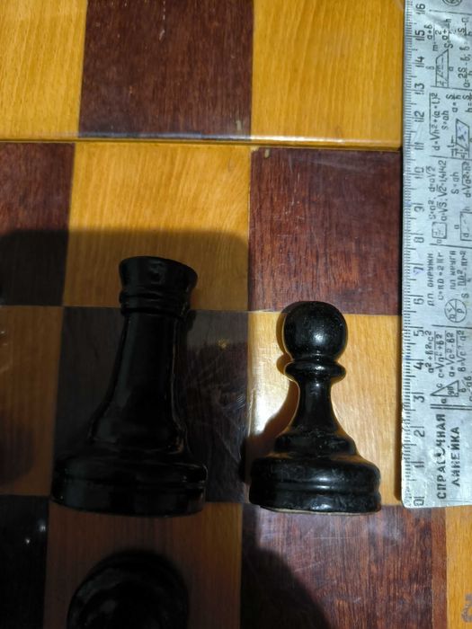 Шахматы- грасмейстерскии с утежилителем ,деревянные большие.