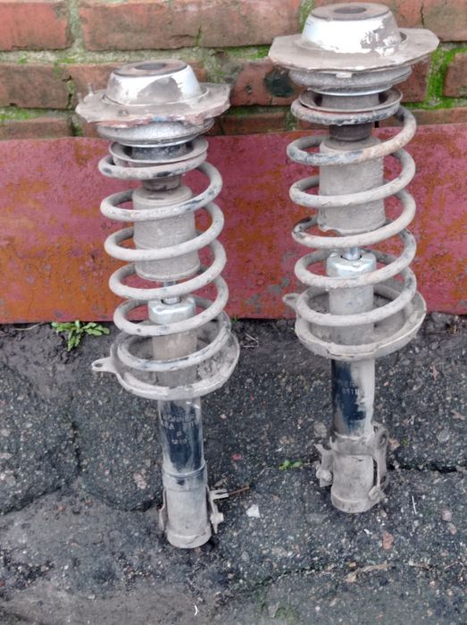 Продам переднi стойки на Черi Амулет.