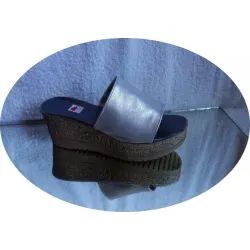 BnW Szerokie srebrne klapki na koturnie