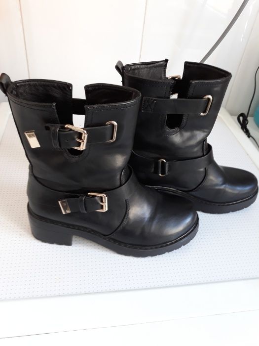 Botas pretas em pele