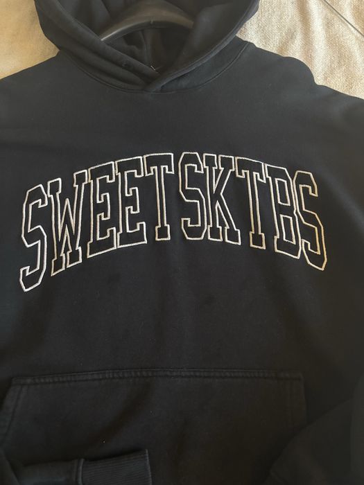 Czarna bluza z kapturem uniwersalna w bdb stanie sweetsktes