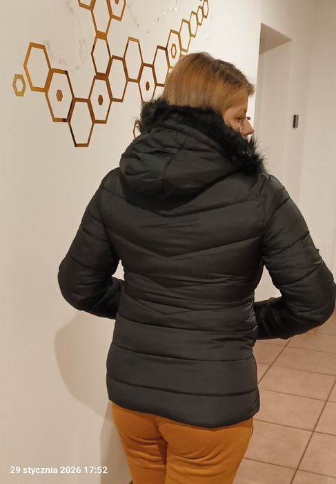 Nowa kurtka S z kapturem