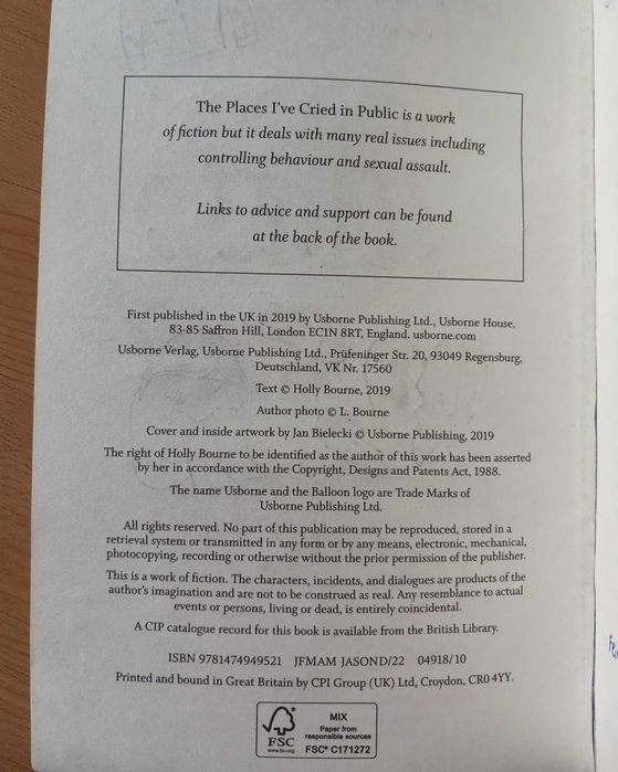 Livro "The places I´ve cried in public", Holly Bourne, em inglês