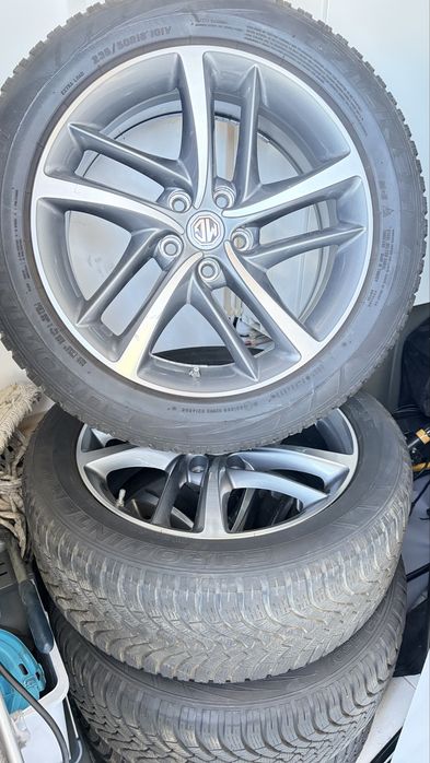 Jantes de liga leve MG originais e pneus 235/50 R 18