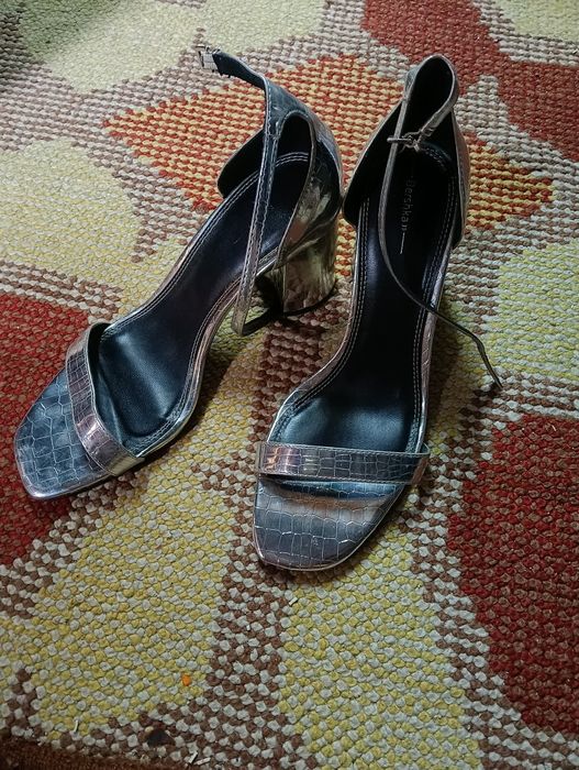 Buty srebrne sandały rozmiar 39 firmy Bershka