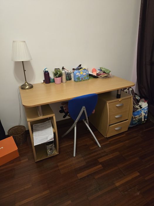 Secretária com algum desgaste