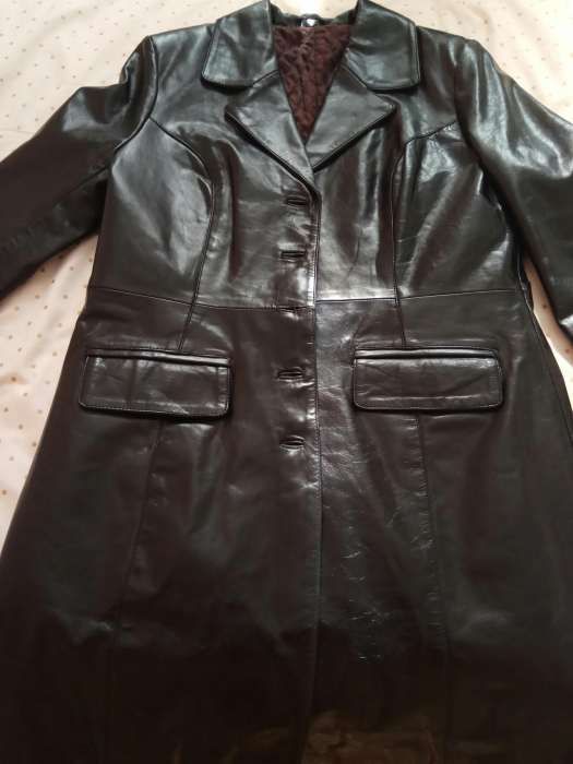 Casaco comprido em pele verdadeira preta.