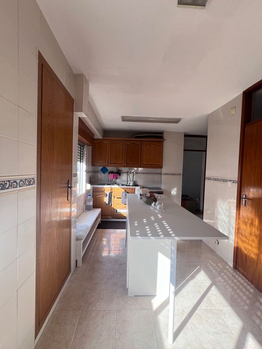 Quarto disponível em apartamento amplo e luminoso – rua calma