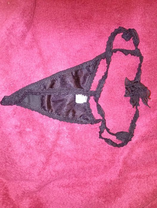 Stringi Lingerie nowe czarne r. S/M z różą z przodu.