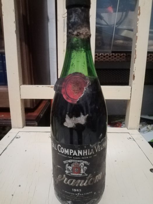 Garrafas antigas cerveja e vinho