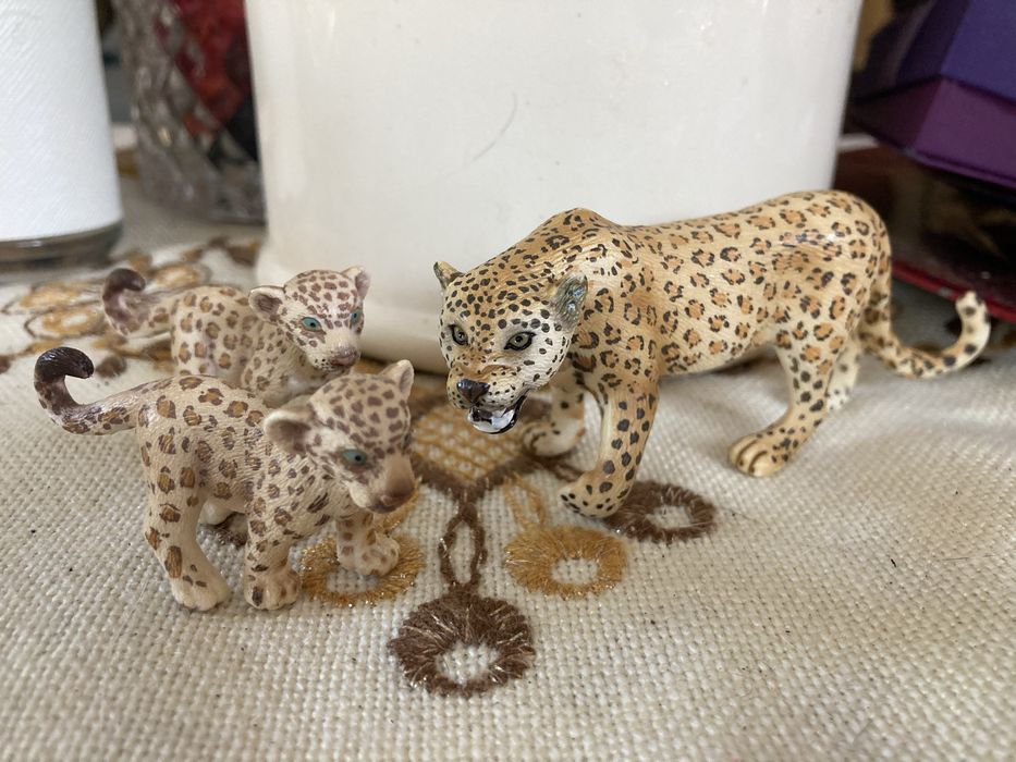 Figurki Schleich Leopard z małymi