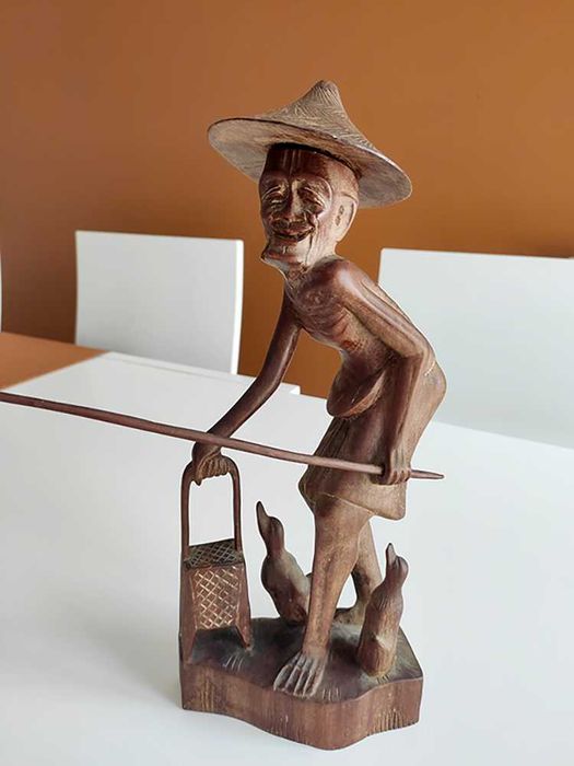 Escultura antiga, de madeira