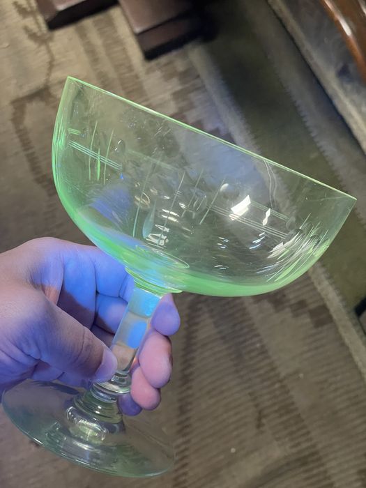 Taça boleira em vidro em uranio