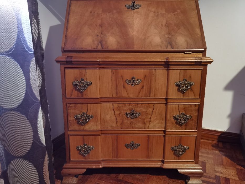 Móvel escrevaninha.