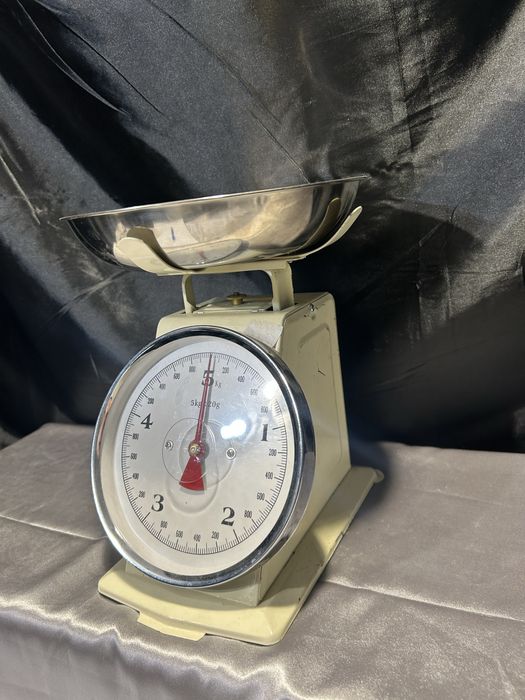 Waga kuchenna – Kremowa z metalowym talerzykiem – Skala do 5 kg
