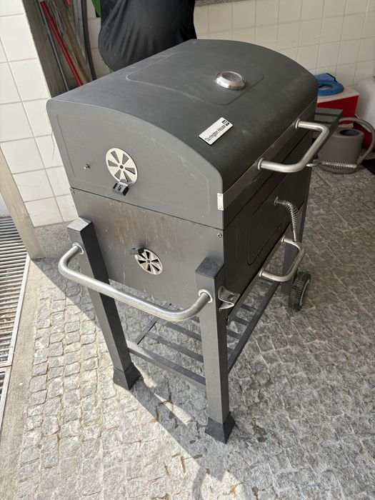 Grelhador a carvao com cozedura