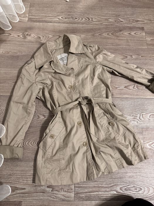 Короткий тренч від Esprit