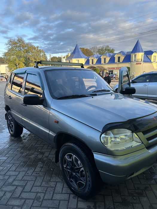 Продам Шевроле Ниву на ходу сів поїхав ціна 3500$