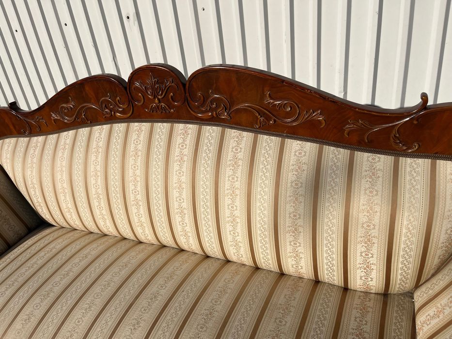 Stara sofa w stylu Biedermeier .