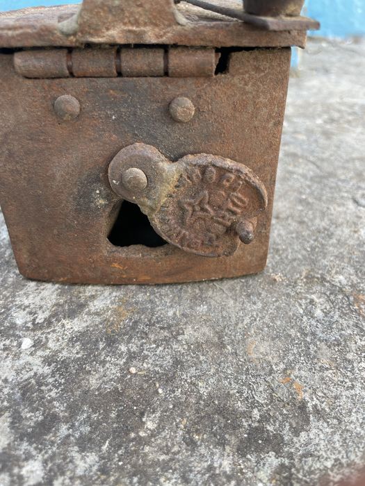 Ferro de brasas antigo