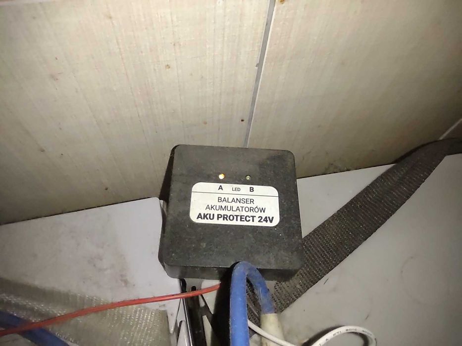 ИБП, безперебойник, инвертор, Volt polska 2500w, 24 В. балансир.