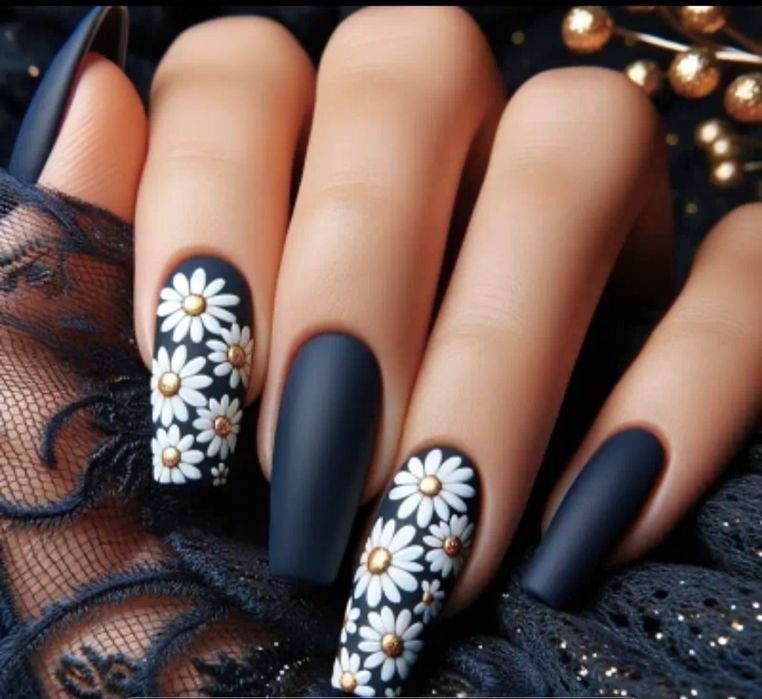 Накладні нігті мигдальні чорні матові з білою ромашкою