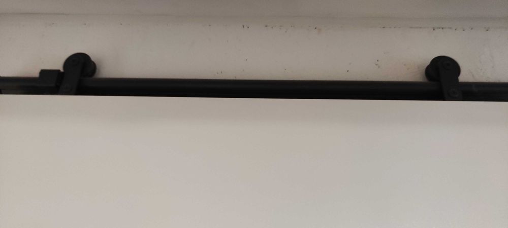 Drzwi przesuwne razem z systemem przesuwu.