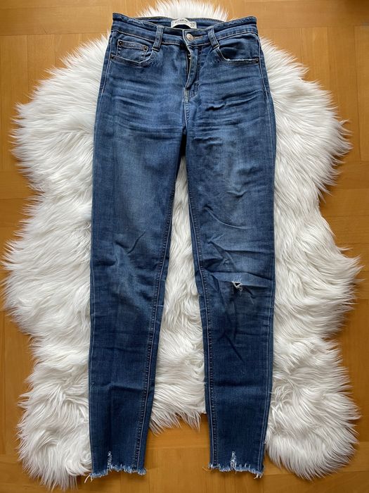 Spodnie damskie jeansowe pull&bear z dziurami skinny
