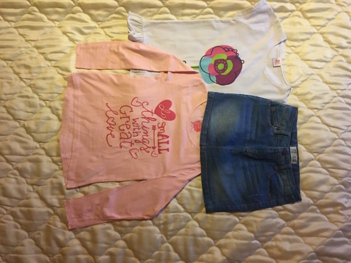 Conjunto saia, camisola e t-shirt