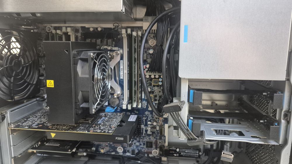 Workstation HP Z4 G4 com 2 monitores Philips de 24"