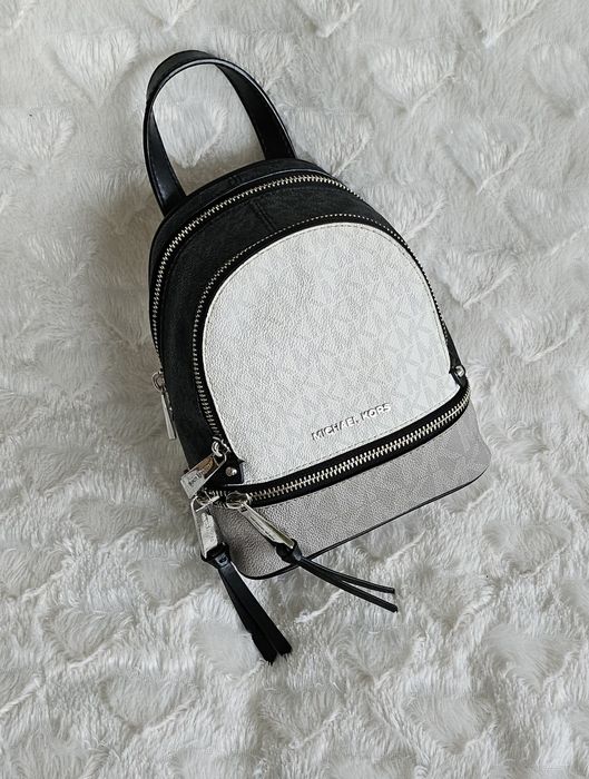 Sprzedam Piękny plecaczek Mini rhea firmy Michael Kors 

Plecacz