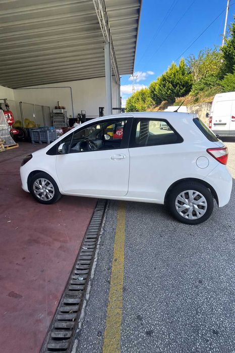 Toyota Yaris Comercial 1.0 – Branco – Económico e Fiável