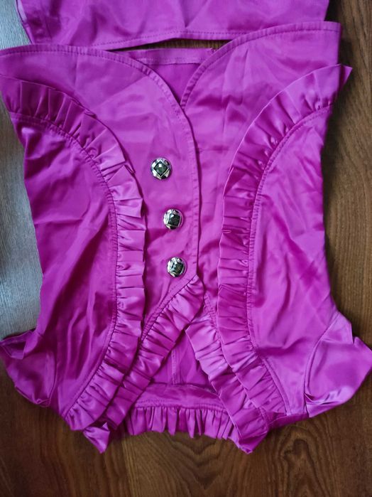 Летний костюм малинового цвета