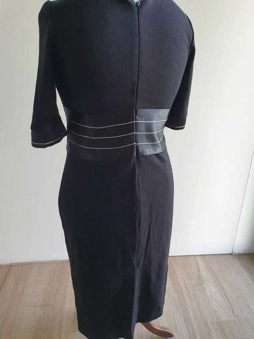 Świetna sukienka z ozdobnym pasem