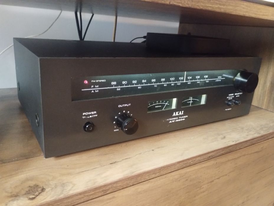 Akai AT2200 tuner radiowy.