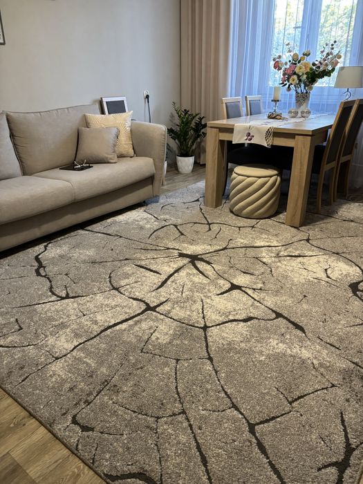 Szary, nowoczesny dywan