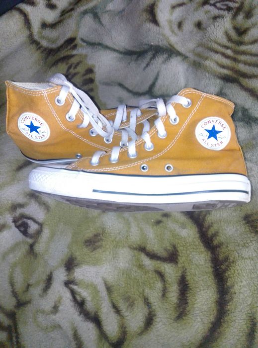 Кеды converse жёлтые.