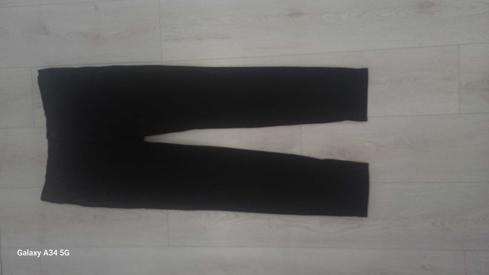 Spodnie młodzieżowe czarne chino Sinsay. Rozmiar 30