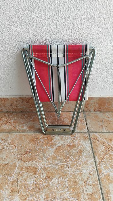 Banco portátil e desmontável.