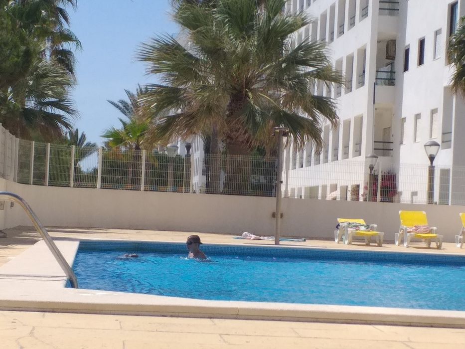 T1 Quarteira com piscina e vista mar lateral