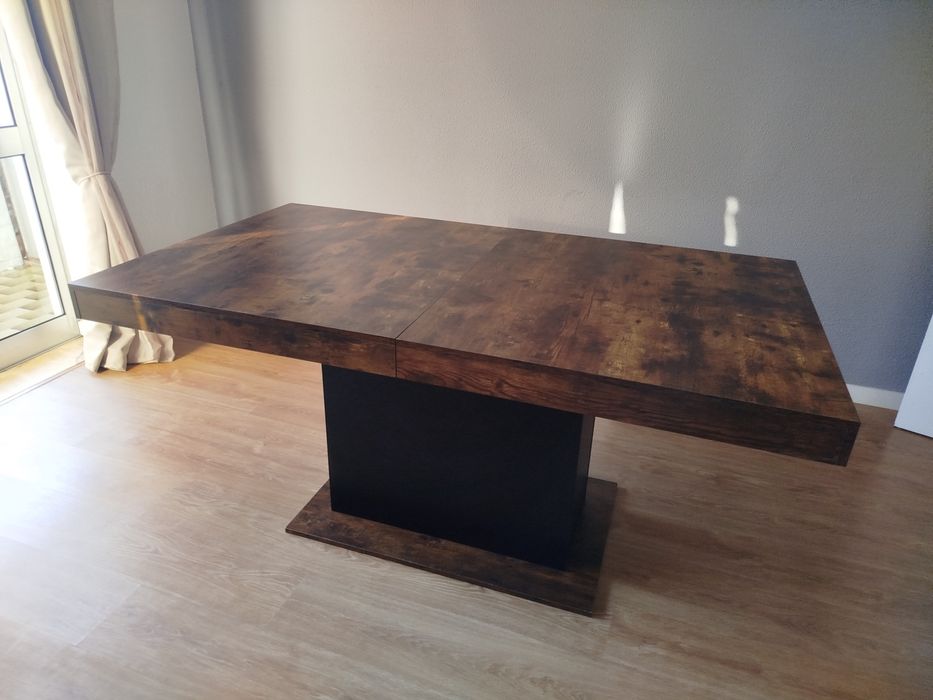 Mesa de Jantar Tânia Extensível – Madeira Escura e Preto