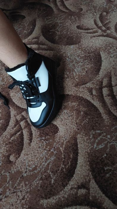 Кросівки зимові.