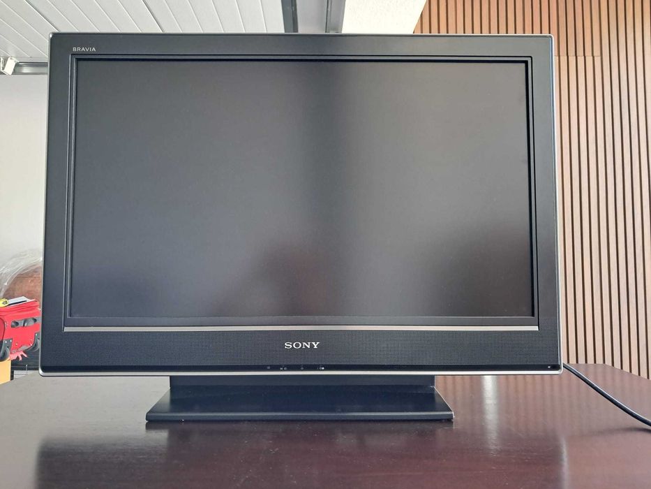 TV Sony Bravia com estante e suporte