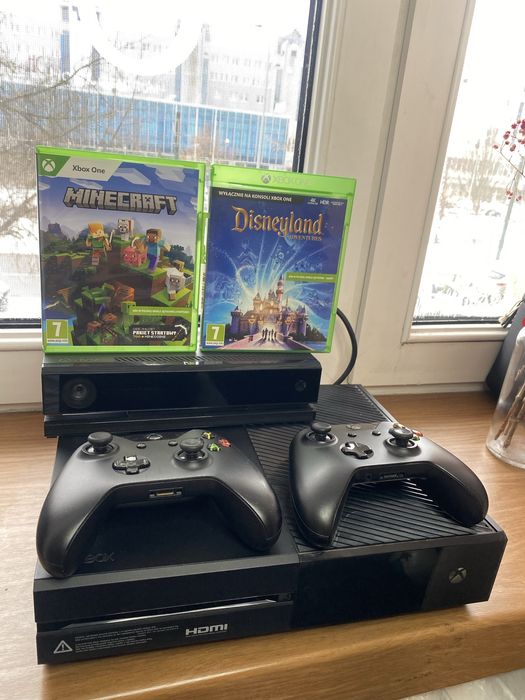 X Box One + Kinect + Dwa Pady + 2 gry