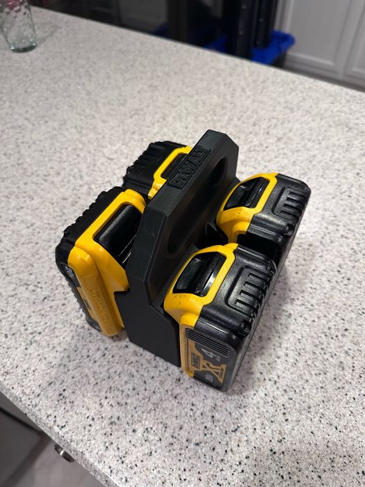 Organizer na 4 baterie Dewalt