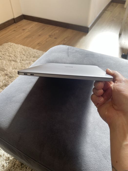 MacBook Pro 2017444209298681384964