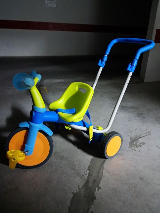 Triciclo a pedais e pega para empurrar